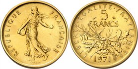 FRANCE
V° République (1958 à nos jours). 5 francs 1971, piéfort en or.
Av. La semeuse à gauche. Rv. Branche d’olivier, au-dessus la valeur.
GEM. 15...