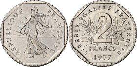 FRANCE
V° République (1958 à nos jours). 2 francs 1977, présérie tranche cannelée.
Av. La semeuse à gauche. Rv. Branche d’olivier, au-dessus la vale...