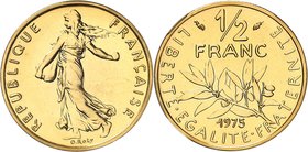 FRANCE
V° République (1958 à nos jours). 1/2 franc 1975, piéfort en or.
Av. La semeuse à gauche. Rv. Branche d’olivier, au-dessus la valeur.
GEM.91...
