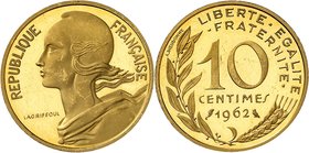 FRANCE
V° République (1958 à nos jours). 10 centimes 1962, piéfort en or.
Av. Buste de la République à gauche. Rv. Valeur.
GEM.46.P3. 12,83 g.
20 ...