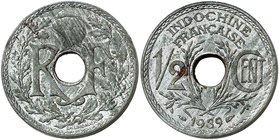 INDOCHINE
1/2 cent 1939, piéfort en zinc
Av. Bonnet phrygien entouré des lettres R et F. Rv. La valeur de part et d’autre du trou central.
Lec.34a....