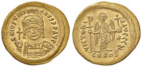 BIZANTINE - Giustiniano I (527-565) - Solido - Busto con elmo e corazza e globo crucigero /R La Vittoria di fronte con croce e globo crucigero Ratto 4...
