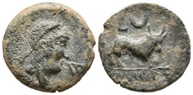 CASTULO. Semis. 180 a.C. Cazlona (Jaén). A/ Cabeza masculina diademada a derecha, delante letra ibérica Ca. R/ Toro a derecha, encima L y creciente, d...