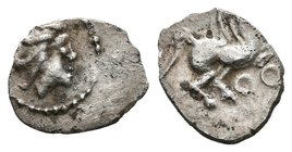 EMPORITON. Hemitritartemorión. Sant Martí de Ampurias (Gerona). 450-400 a.C. A/ Cabeza femenina con tocado a derecha. R/ Pegaso volando a derecha, deb...