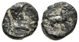 MASSALIA. AE, pequeño bronce. 49 a.C. Antipolis (Antibes) A/ Cabeza de Minerva a la derecha, con el casco corintio, delante MAZ. R/ León a la derecha,...