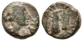MASSALIA-GALLIA NARBONENSIS. AE, pequeño bronce. 44-43 a.C. Antipolis (Antibes) A/ cabeza de Venus a derecha. R/ Victoria a derecha coronando trofeo. ...