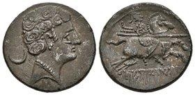 SECOBIRICES. Denario. 120-30 a.C. Saelices (Cuenca). A/ Cabeza masculina a derecha con torque simple, detrás creciente y debajo letra ibérica S. R/ Ji...