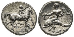 Didrachme ou Nomos, 272-240 avant J.C, AG 6.58 g.
Avers : Guerrier à cheval à droite; ΑΓΑΘ / Α - ΡXΟΣ sur deux lignes
Revers : TAPAΣ Phalanthos, tenan...