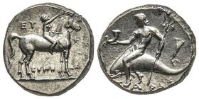 Didrachme ou Nomos, 272-240 avant J.C., AG 6.56 g.
Avers : Jeune à cheval couronnant le cheval: derrière EY, ΦI devant, ΞENE-AΣ au-dessous 
Revers : T...