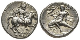 Didrachme ou Nomos, 272-240 avant J.C., AG 6.34 g.
Avers : Guerrier à cheval tenant une lance, ΦI derrière
Revers : Taras sur un dauphin tenant un tri...