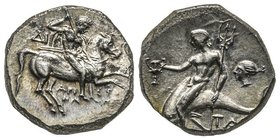 Didrachme ou Nomos, 272-240 avant J.C., AG 6.35 g.
Avers : Cavalier au galop à droite, tenant un bouclier et deux lances de la gauche et brandissant u...