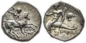 Didrachme ou Nomos, 272-240 avant J.C., AG 6.66 g.
Avers : Cavalier au galop à droite, tenant un bouclier et deux lances de la gauche et brandissant u...