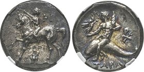 Didrachme ou Nomos, 212-209 avant J.C., AG 6.06 g.
Avers : Jeune garçon couronnant son cheval qu’il dirige au pas à gauche
Revers : Taras sur un dauph...