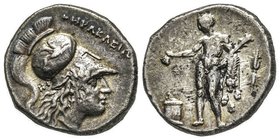 Héraclée, 281-272 avant J.-C.
Nomos ou Stater, AG 6.36 g.
Avers : Tête de Athene avec casque corinthien
Revers : Hercule à gauche devant un autel avec...