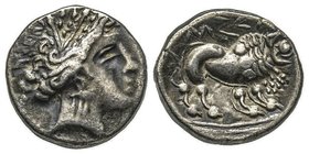 Drachme lourde, imitation de Marseille, IIIe siècle avant J.-C., AG 3.34 g.
Avers : Tête féminine à droite dans un cercle perlé
Revers : MΑΣΣΑ Lion à ...