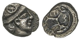 Massalia 
Obole à la tête casquée, 440-410 avant J.C., Marseille, AG 0.78 g.
Avers : Tête casquée à droite ; une roue à quatre rayons sur le casque
Re...