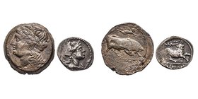 Lot de deux monnaies : Bronze lourd à la Victoire, 220-211 avant J.C. AE 9.65 g. et Drachme AG 2.52 g.
Ref : LT 1476
Conservation : TTB