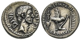 Octavianus
Denarius, 40 avant J.C., AG 4.14 g.
Avers : DIVI IVLI Tête nue à droite
Revers : TI SEMPRONIVS GRACCVS Q DESIG Standard, aigle légionnaire,...