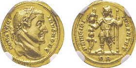 Constantinus I 306-337 Aureus, Rome, 307, AU 4.81 g. Avers : CONSTANTINVS NOB C Tête laurée à droite Revers : PRINCIPI IVVENTVT PR Constantin en habit...