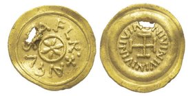 Monnaies Flavies avant VII siècle
Tremissis, Tuscia, Reggio? AU 1.51 g.
Avers : FL R AVGVSTA fleur stylisée dans un cercle continu; un autre cercle co...
