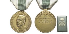 Monaco, Louis II 1922-1949
Médaille de l'Education Physique et du Sport, pour le 1er classé, bronze doré (Vermeil) 16 g. 30 mm, par G. Contaux
Avers :...