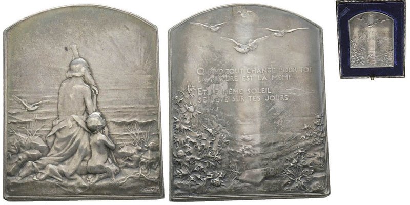Plaque en argent, 1918, Le Nid, AG 71.40 g. 49 X 63 mm par Georges Dupré
Avers :...