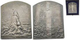 Plaque en argent, 1918, Le Nid, AG 71.40 g. 49 X 63 mm par Georges Dupré
Avers : Vieil homme et jeune enfant agenouillé à droite, surplombant la mer
R...