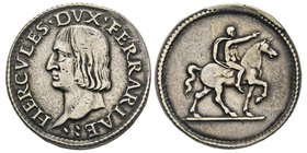 Ferrara
Ercole I d'Este 1471-1505
Quarto di Scudo, AG 9.58 g.
Avers : HERCVLES DVX FERRARIAE
Revers : Cavaliere con il braccio destro alzato ad indica...