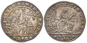 Domenico Contarini 1659-1674
Osella, 1670, AG 9.72 g.
Avers : S M VEN DOMIN CONTAR D; S. Marco in trono porge il vessillo al Doge genuflesso; in eserg...