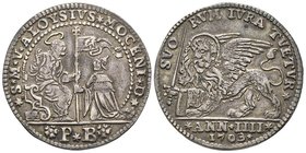 Alvise Mocenigo II 1700-1709
Osella, 1703, AG 9.69 g.
Avers : S M V ALOYSIVS MOCENI D S Marco in trono consegna il vessillo al Doge inginocchiato
Reve...