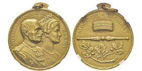 Vittorio Emanuele III 1900-1943
Medaglia in oro, AU 19.31 g. 31 mm
Avers : VITTORIO EMANVELE III / ELENA
Revers : MDCCC - MCMXXV
Concervation : NGC MS...