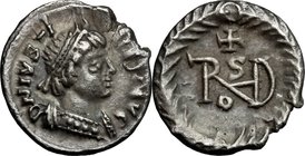 Ostrogothic Italy. Theoderic (493-526). AR Quarter Siliqua in the name of Justin I, Ravenna mint, 518-526 AD. D/ DN IVSTI[ ] PAVG. Pearl-diademed and ...