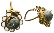 Ancient Roman Stone inlaid Gold Earring. C. 1st / 3th AD.

Condition: Very Fine

Weight: 3.01 gr
Diameter:16.91 mm