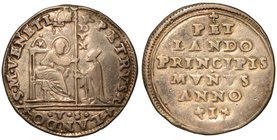 VENEZIA.
Pietro Lando (1539-1545). Osella 1539/I. San Marco seduto in trono porge il vessillo al doge inginocchiato; sotto, le iniziali del massaro V...