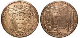 CLEMENTE X (1670-1676).
Piastra 1675 Anno Giubilare. Stemma sormontato da chiavi decussate e tiara. R/ Il portico di S. Pietro gremito di pellegrini....