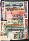 Mixed Lot of 16 UNC banknotes, many of which are different from each other
Algeria, 200 Dinars, 1992; Mongalia, 1.000 Tugrik, 2013; Malesia, 10 Ringg...