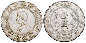 China. Sun Yat-sen. 1 dollar. 1927. (Km-Y318a). Ag. 26,79 g. MEMENTO. Almost XF. Est...100,00.