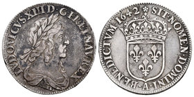 France. Louis XIII. 1/4 ecu. 1642. Paris. A. (Gad-48). Ag. 6,77 g. Roseta al comienzo de la leyenda. Algo alabeada. Rara. Choice VF. Est...200,00.