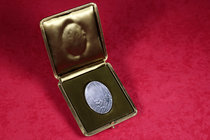 Vatican. Paul VI. Medalla. Anno XII (1974). Rome. Ag. 40,35 g. 47 x 35 mm. Con caja original. UNC. Est...60,00.