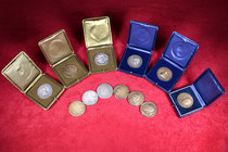 Vatican. Lote de 12 medallas, 7 de bronce (años I, II, III, IV, VI, VIII, XXIII) y 5 de plata (años I, II, III, XVIII, XXIII), todas con su caja origi...