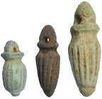 EGIPTO. AMULETO DE BAJA ÉPOCA (664-525 a.C.). Lote de 3 amuletos. Representan el órgano corazón (ib). Fayenza. Longitud 16; 22 y 24 mm.