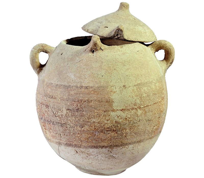 HISPANIA ANTIGUA. Urna ibérica de orejetas con tapa. Siglo VI-III a.C. Cerámica ...