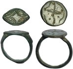 ROMA. Lote de 2 anillos con decoraciones incisas. Siglo V d.C. Bronce. Diámetro interior 18 y 21 mm.