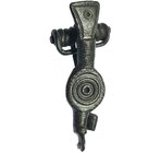 ROMA. Fíbula decorada con paloma. Siglo III-IV d.C. Bronce. Longitud 4 cm.