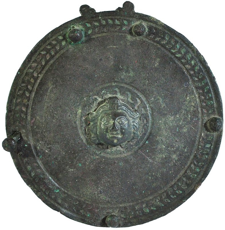 ROMA. Aplique circular con cabeza de gorgona. Siglo IV d.C. Bronce. Diámetro 9 c...
