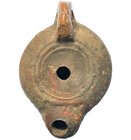 ROMA. Lucerna de disco (siglo III-IV d.C.). Arcilla. Longitud 7,8 cm.