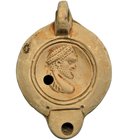 ROMA. Lucerna de disco con decoración de busto masculino de perfil (siglo III-IV d.C.). Arcilla. Longitud 10,5 cm.