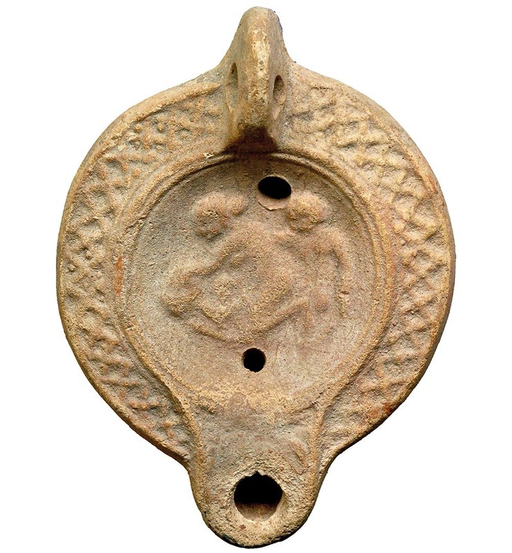 ROMA. Lucerna de disco con decoración de escena erótica (siglo III-IV d.C.). Arc...