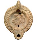 ROMA. Lucerna de disco con decoración de escena erótica (siglo III-IV d.C.). Arcilla. Longitud 11,9 cm. Marca de alfarero.