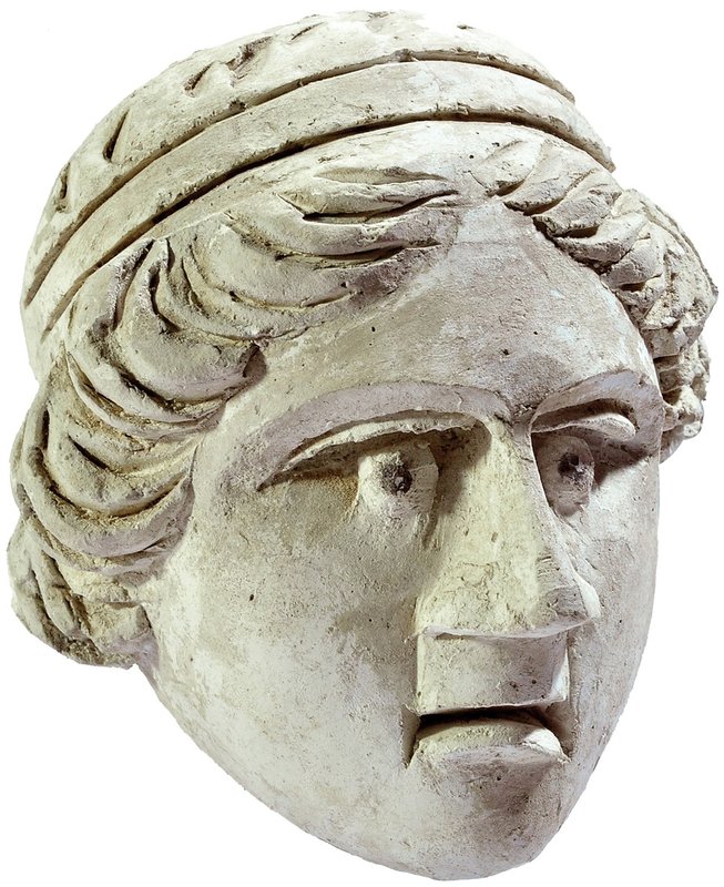 ROMA. Cabeza femenina diademada. Palmira (siglo II d.C.). Estuco. Altura 12 cm.